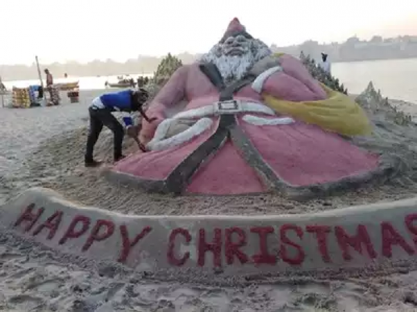 क्रिसमस पर इस कलाकार ने रेत से बनाया सेंटा क्‍लॉज