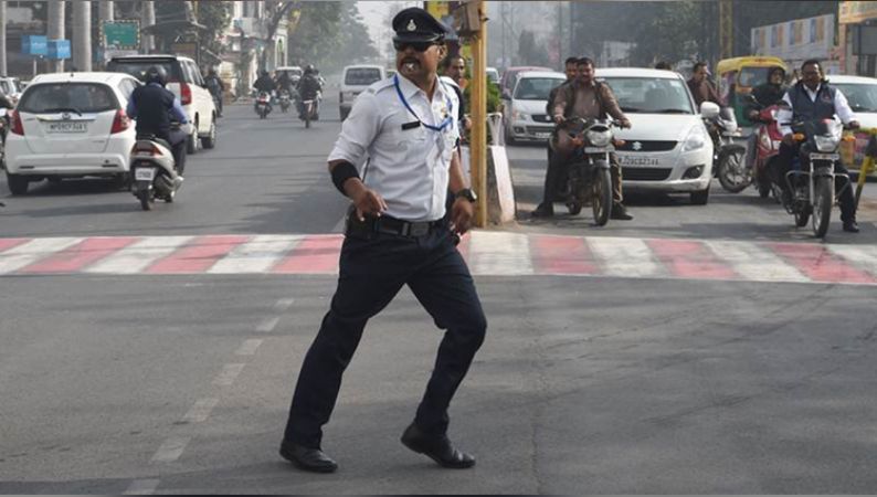 ये है इंदौर के सिंघम जो Moonwalk कर कंट्रोल करते है ट्रैफिक