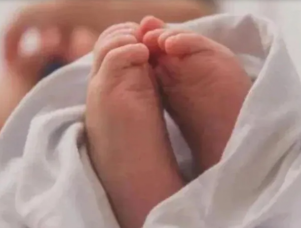 OMG! महिला ने दिया प्लास्टिक बेबी को जन्म, वायरल हो गई फोटोज