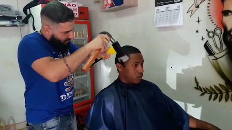 Video : कैंची नहीं कुल्हाड़ी से काटता है ये नाई बाल