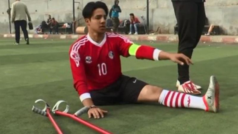 एक पैर की बदौलत ही सबको फुटबॉल सिखाता है मिस्र का ये फुटबॉलर