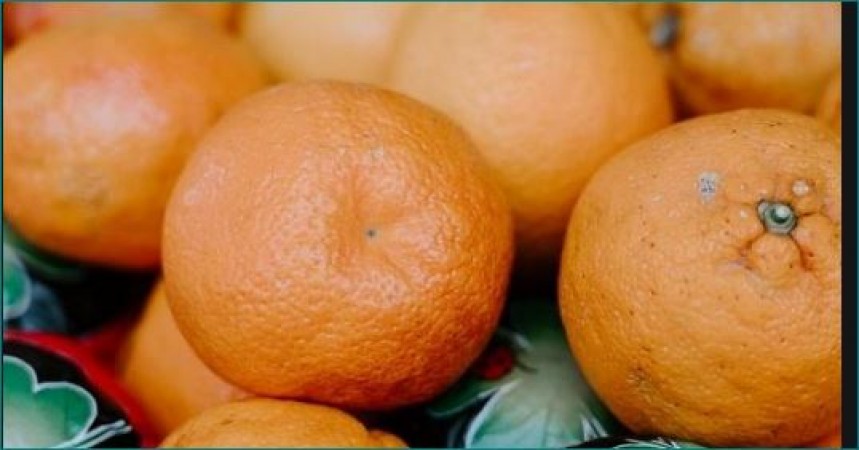 फ्लाइट शुल्क से बचने के लिए 30 किलो संतरे खा गए 4 लोग