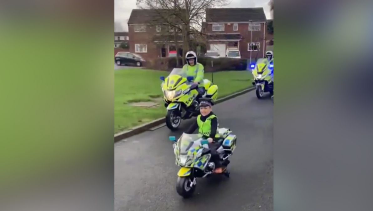 सड़क पर खिलौने वाली बाइक लेकर निकला बच्चा तो पीछे पड़ गई पुलिस