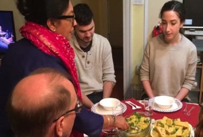 अमेरिकी लोगों को स्वादिष्ट भारतीय घर का खाना बनाना सीखा रही ये महिला