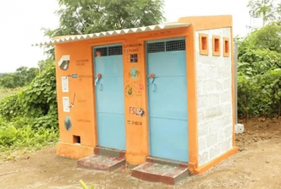 पीएम मोदी के 'स्वच्छ भारत मिशन' की उड़ी धज्जियां, शौचालय में बैठे बुजुर्ग का हुआ ऐसा हाल