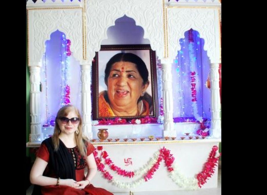 This fan has built a temple of Lata Mangeshkar in the house, she worships daily.