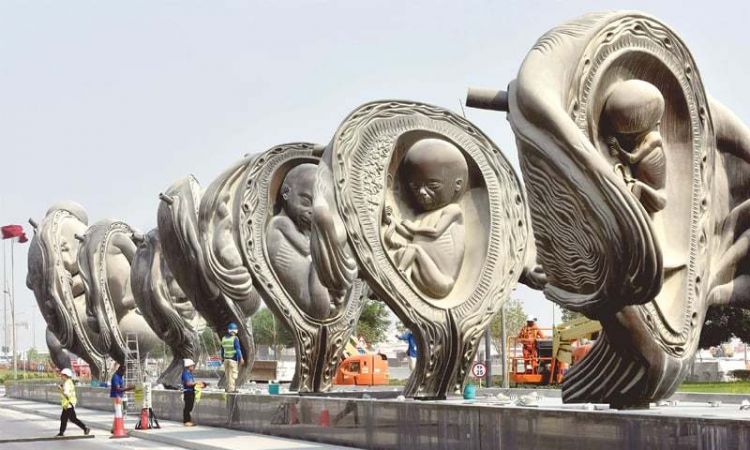 महिला अस्पताल के बाहर बनाई गई गर्भावस्था दर्शाती मूर्तियां, इतने करोड़ हुए खर्च