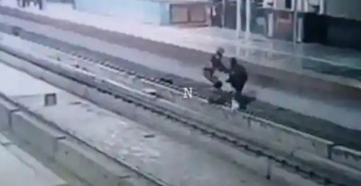 Video: The young man was busy driving the mobile, fell on the metro track while walking and then...