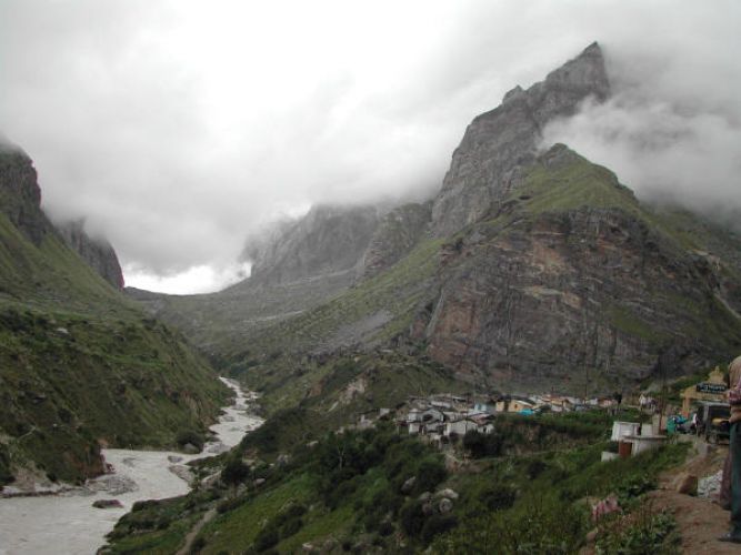 ढूढ रहे है स्वर्ग जाने का रास्ता तो ज़रूर जाए भारत के इस आखिरी गाँव में