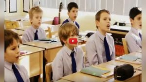 Video : अंग्रेजो की स्कूल में बच्चों की सिखाई जा रही है हमारी संस्कृत