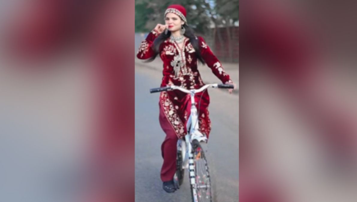 बिना हैंडल पकड़े लड़की ने चलाई साइकिल, वीडियो देख उड़े लोगों के होश