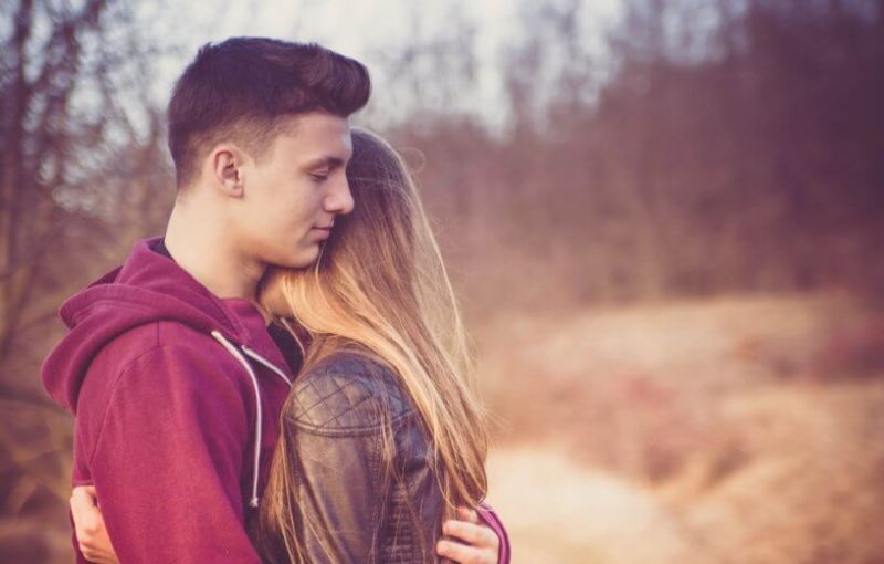 HUG DAY : दिनभर में 8 बार गले मिलने से होते हैं ये बड़े फायदे
