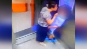 Video : जब लिफ्ट में महिला जबरजस्ती लड़के को करने लगी Kiss