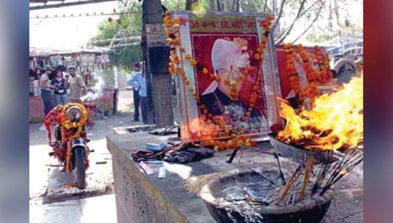 ऐसा मंदिर जहाँ होती है बाइक की पूजा, लाखो भक्त करते है दर्शन