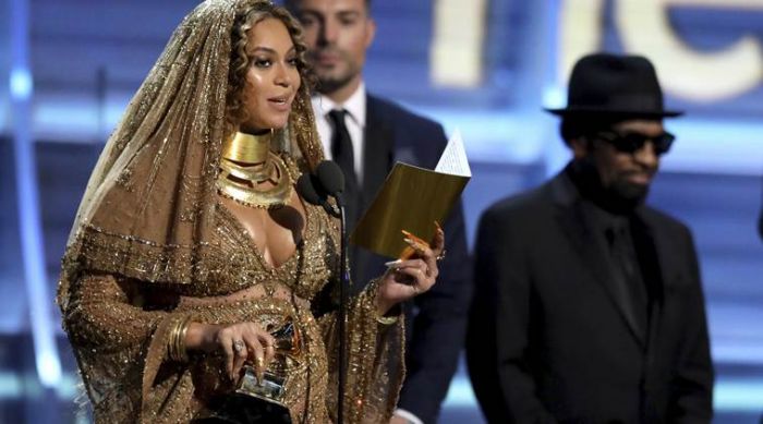 Grammy Awards 2017 में ऐसे दी सिंगर Beyonce ने स्टेज परफॉरमेंस, देखें फोटोज और विडियो