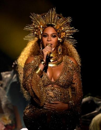 Grammy Awards 2017 में ऐसे दी सिंगर Beyonce ने स्टेज परफॉरमेंस, देखें फोटोज और विडियो