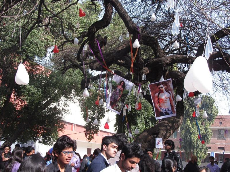 यहाँ वैलेंटाइन डे पर हुई जैकलीन और रणबीर की पूजा, कंडोम के गुब्बारे भी फोड़े