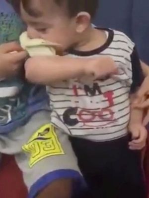 Video : जब छोटे से बच्चे ने मुंह में दबा लिया ज़िंदा चिड़िया को