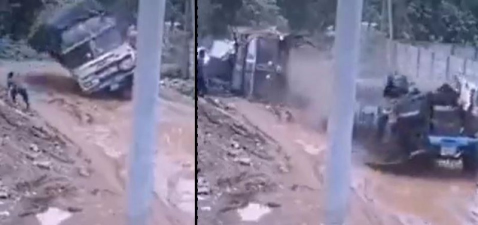 Painful video: Truck divided into two pieces on the unpaved road, your senses will fly after seeing the condition of the driver.