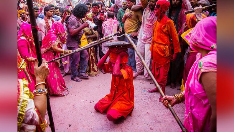 मथुरा में हुई होली की शुरुआत, फूलों से खेली गई होली