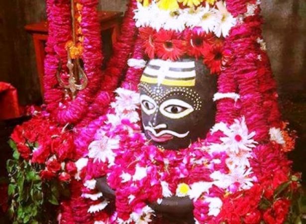 इस मंदिर में दिन में 3 बार अपना रूप बदलते हैं भगवान शिव
