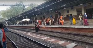 Video : तेज रफ्तार ट्रेन के सामने कूदी महिला, बाल-बाल बची