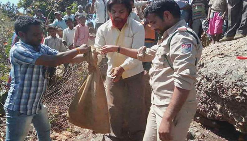 इस चट्टान के नीचे रहते हैं अजगर...