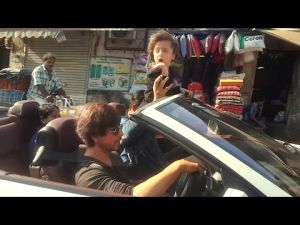 Video : मुंबई की सड़कों पर पापा के साथ अबराम ले रहे हैं ओपन कार राइड का मज़ा