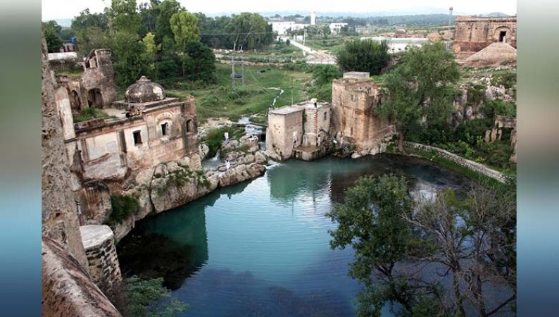 पाकिस्तान के इन हिन्दू मंदिरो में हर मुस्लिम का झुकता है सिर