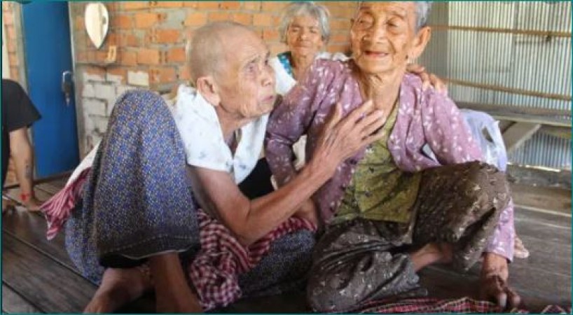 Cambodia: Two sister reunite after 47 years, got emotional