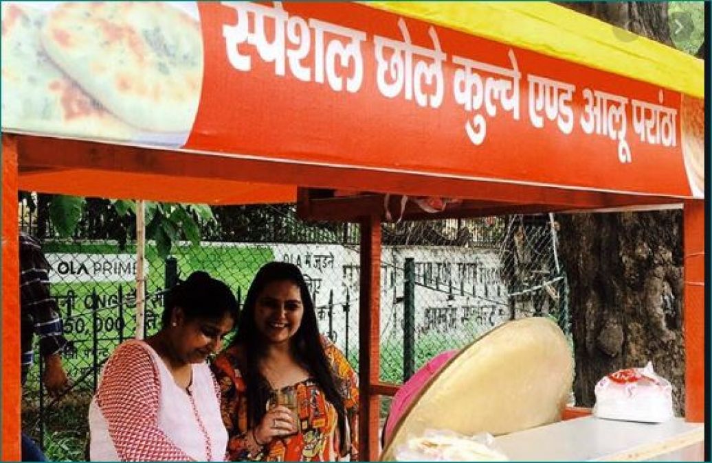 Despite being a millionaire, Know why this woman sells Chole Kulche roadside