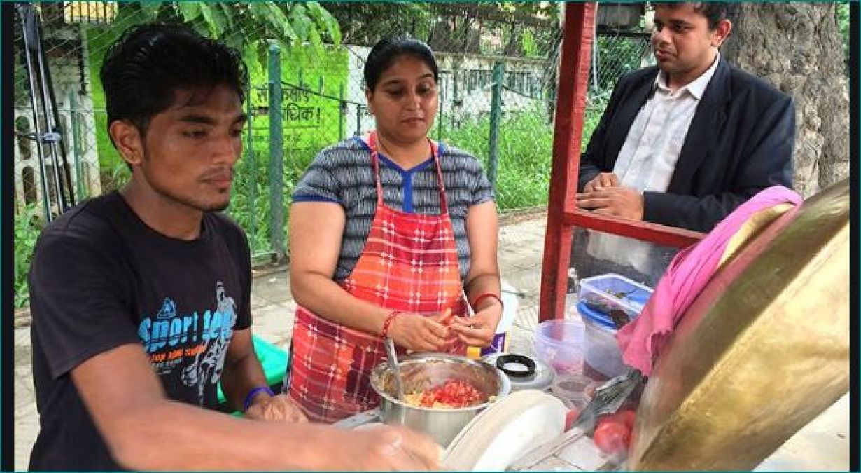 Despite being a millionaire, Know why this woman sells Chole Kulche roadside