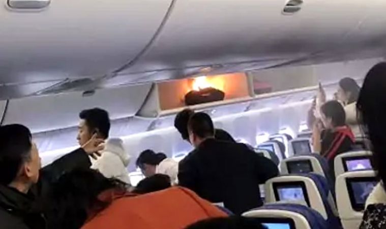 Video : एयरप्लेन में लगी आग, यात्री में हुई अफरा तफरी