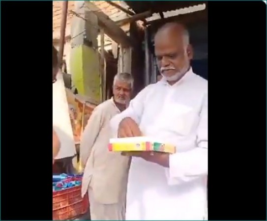 VIDEO: Petrol crossed 100, person distributes laddus