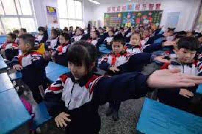 चीन के स्कूल ने बच्चों के लिए बनाई अजीब यूनिफार्म, हरकतें होंगी नोटिस