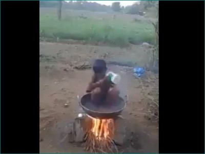 आग पर रखी गर्म कड़ाही में बैठकर नहा रहा बच्चा, देखकर उड़े लोगों के होश