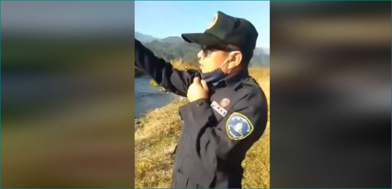 बॉर्डर पर घूमते भारतीय को देख भूटान के पुलिसकर्मी ने हिंदी में कही यह बात और जीत लिया दिल