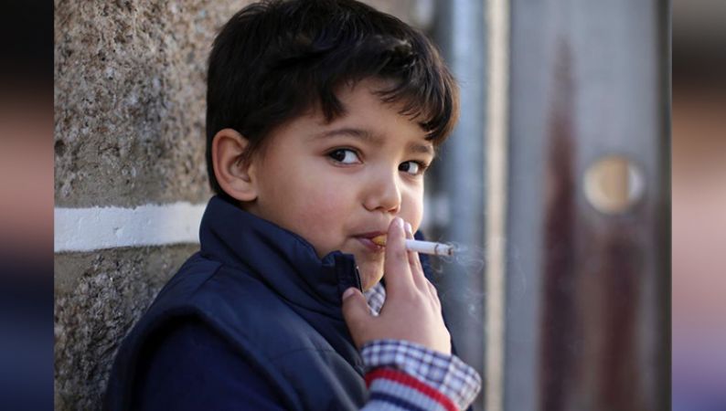 यहाँ माँ बाप खुद करते हैं अपने 5 साल के बच्चों को सिगरेट पीने के लिए प्रेरित