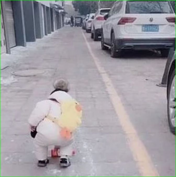 When a 1-year-old taught a lesson to those who throw garbage on the road