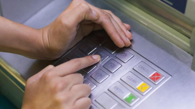 ATM से पैसे निकालते समय भूलकर भी ना करें ऐसी गलतियां, हो सकता है बड़ा नुकसान