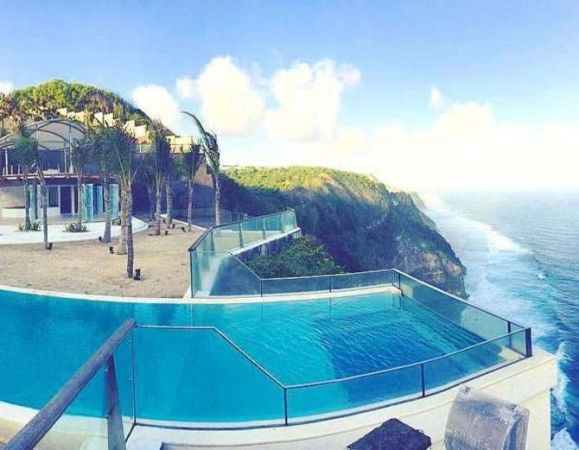 ये है दुनिया का सबसे खूबसूरत हैंगिंग स्विमिंग पूल