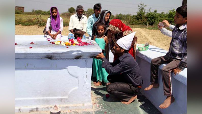 एक ऐसी मजार जहाँ चढ़ाई जाती है सिगरेट