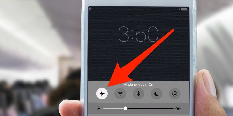 इसलिए होता है मोबाइल में फ्लाइट मोड का ऑप्शन