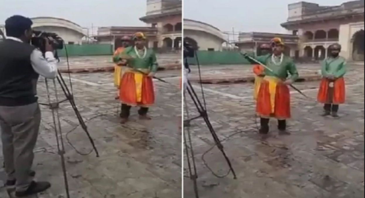 Pakistani journalist become royal emperor with sword in hand, Watch funny reporting video