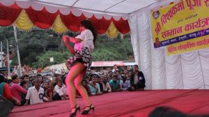 Video : नेपाली डांसर ने बॉलीवुड गाने पर किया Hot Dance