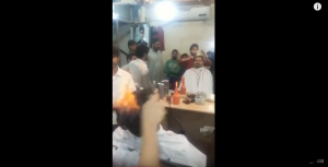 Video : लोगो के बालो में आग लगा कर हजामत बनाता है ये नाई