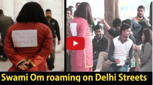 Video : दिल्ली की सड़कों पर घूमते दिखे ओम स्वामी, लोगों ने घेरा
