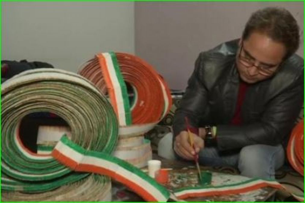Young man made tricolor with 71 thousand toothpick