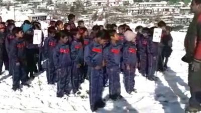 बर्फ में पैर धंसने के बाद भी बच्चों ने दिखाई देशभक्ति, कड़ाके की ठण्ड में गाया राष्ट्रगान
