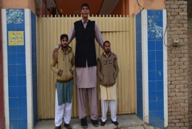 दुल्हन ना मिलने की वजह से परेशान है पाकिस्तान का सबसे लम्बा आदमी